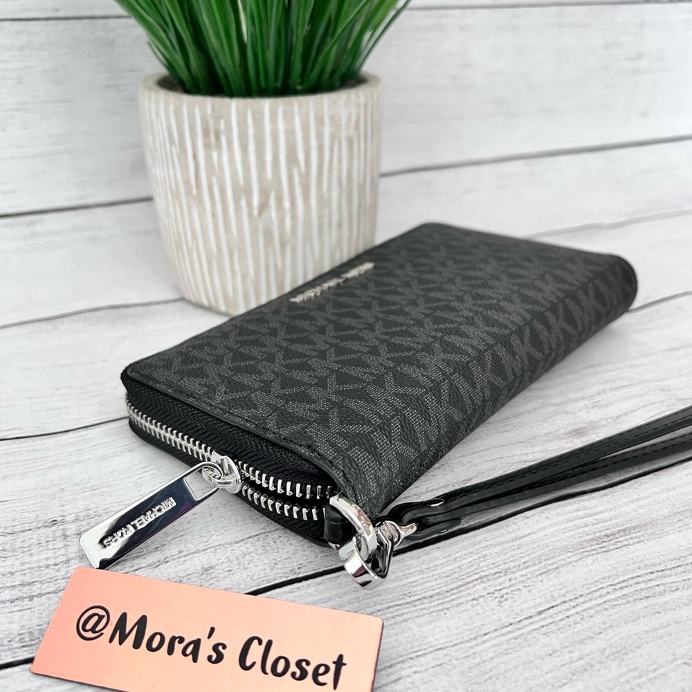 Michael Kors Wallet - Picture 6 of 7